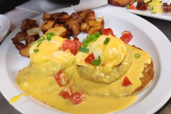 Beach Diner Crab Cakes Benedict. Photo credit: Beach Diner