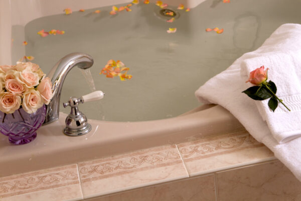 Blue Heron Inn bathrub with rose petals