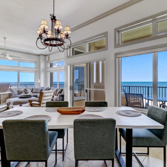 Moore Amelia Vacations dining area