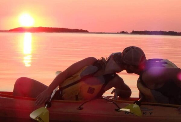 couple kayaking